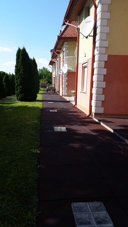 Boglarka Apartman Хайдусобосло Экстерьер фото